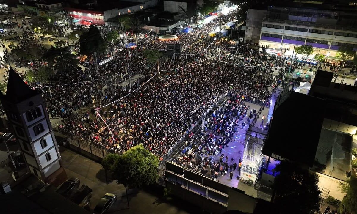 MAYRA JUNTO A FUNCIONARIOS MUNICIPALES Y UNA MULTITUD DE VECINOS DISFRUTARON DEL CIERRE MUSICAL DE RODRIGO TAPARI