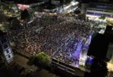MAYRA JUNTO A FUNCIONARIOS MUNICIPALES Y UNA MULTITUD DE VECINOS DISFRUTARON DEL CIERRE MUSICAL DE RODRIGO TAPARI